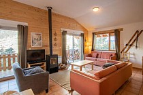 Chalet Le Petit Bonheur - woonkamer met tv en houtkachel